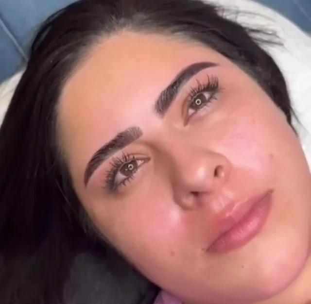 Diseño de cejas con henna, resultado definido y natural
