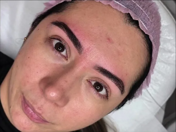 Diseño de cejas con henna, resultado simétrico