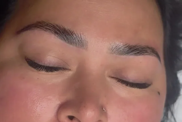 Laminado de cejas con extensiones de pestañas pelo a pelo