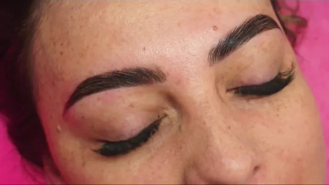 Cejas laminadas y pestañas definidas